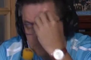 黄金甲体育官网-看懵了被进球后，铁杆皇马球迷龙赛罗摸头、捶腿，频频摇头