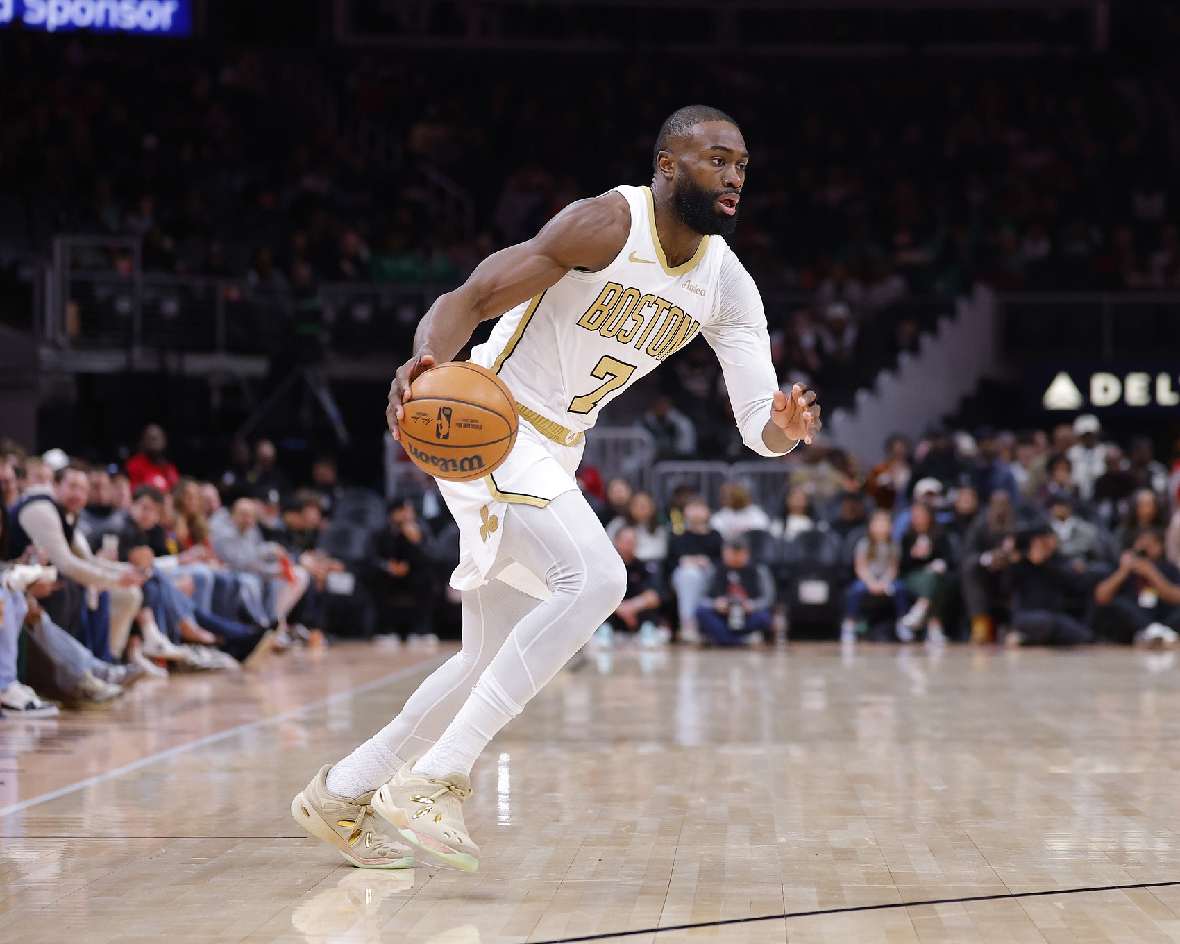 黄金甲体育-错失绝杀！杰伦·布朗28投11中&amp;关键2罚全铁 空砍32分11板2助1帽