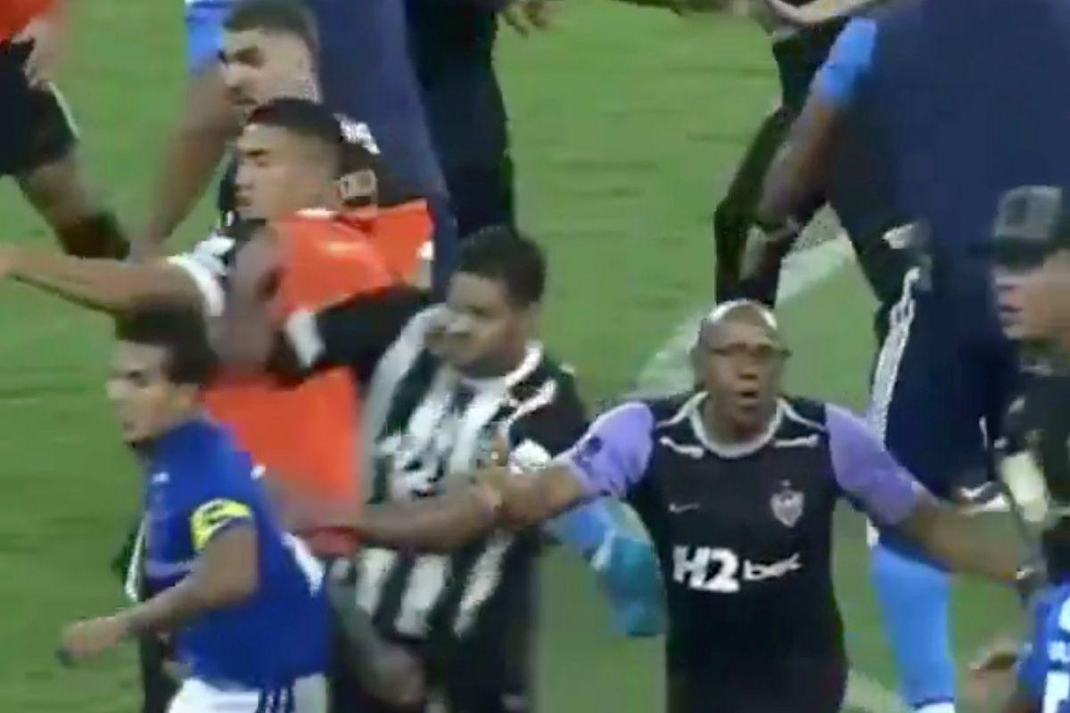 黄金甲体育-足坛罕见暴力群殴！终场前30秒爆发大乱斗，23人集体被驱逐