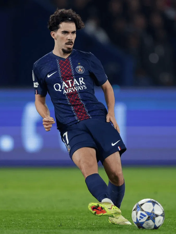 黄金甲体育-中场枢纽！维蒂尼亚是本赛季欧冠传球、触球最多的球员